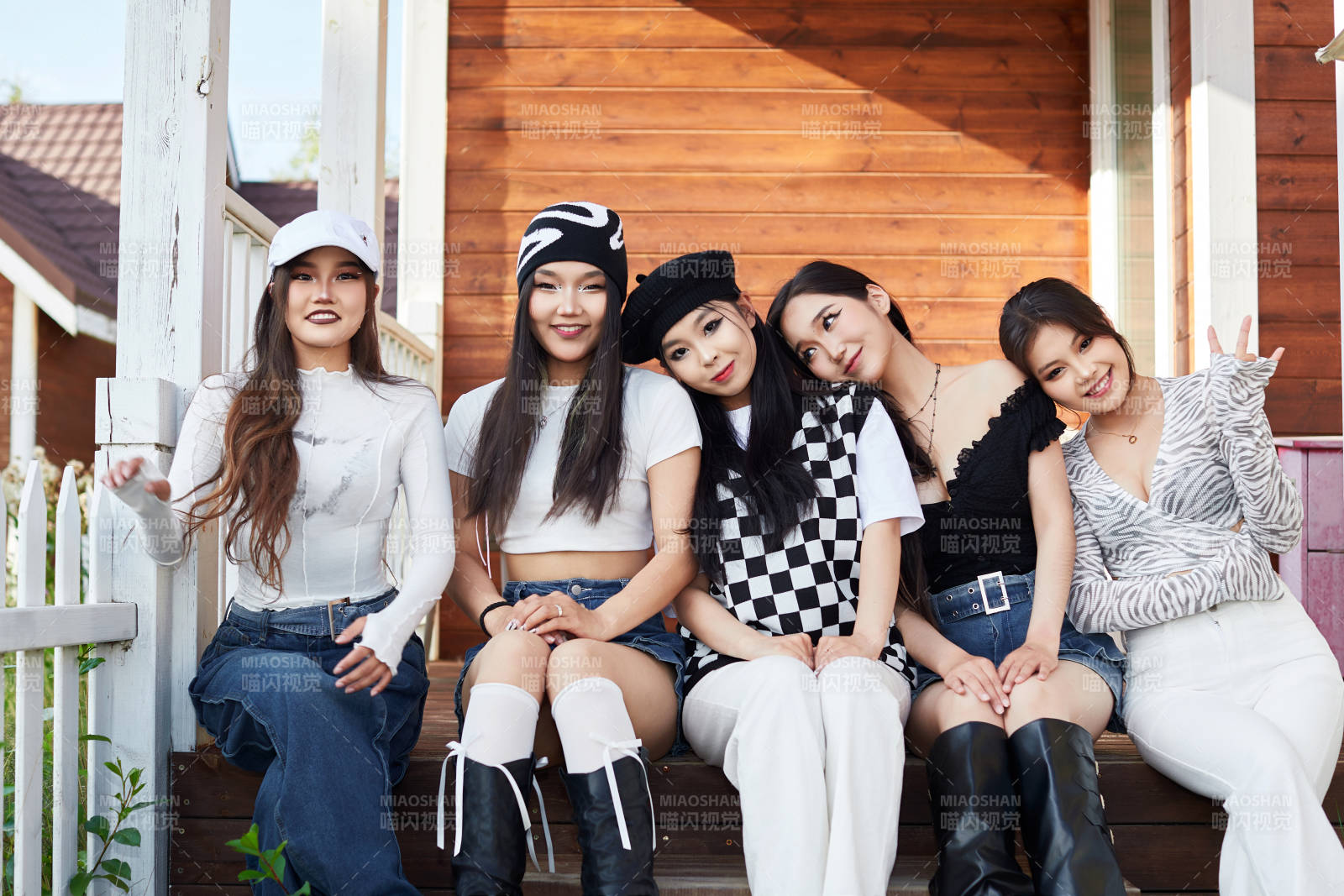 旅游景區民宿外拍照欣賞風景的五位姑娘