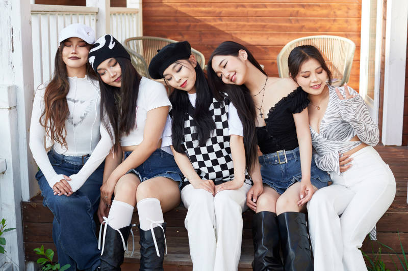 旅游景区民宿外拍照欣赏风景的五位姑娘