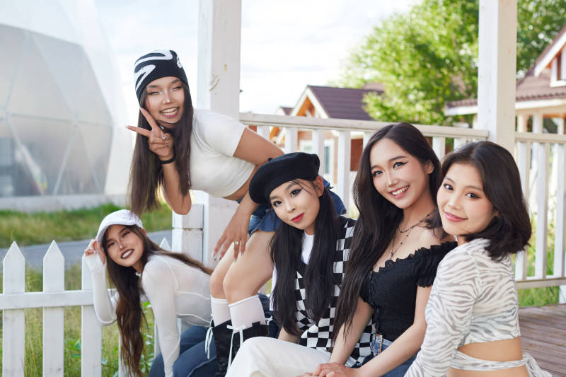 旅游景区民宿外拍照欣赏风景的五位姑娘