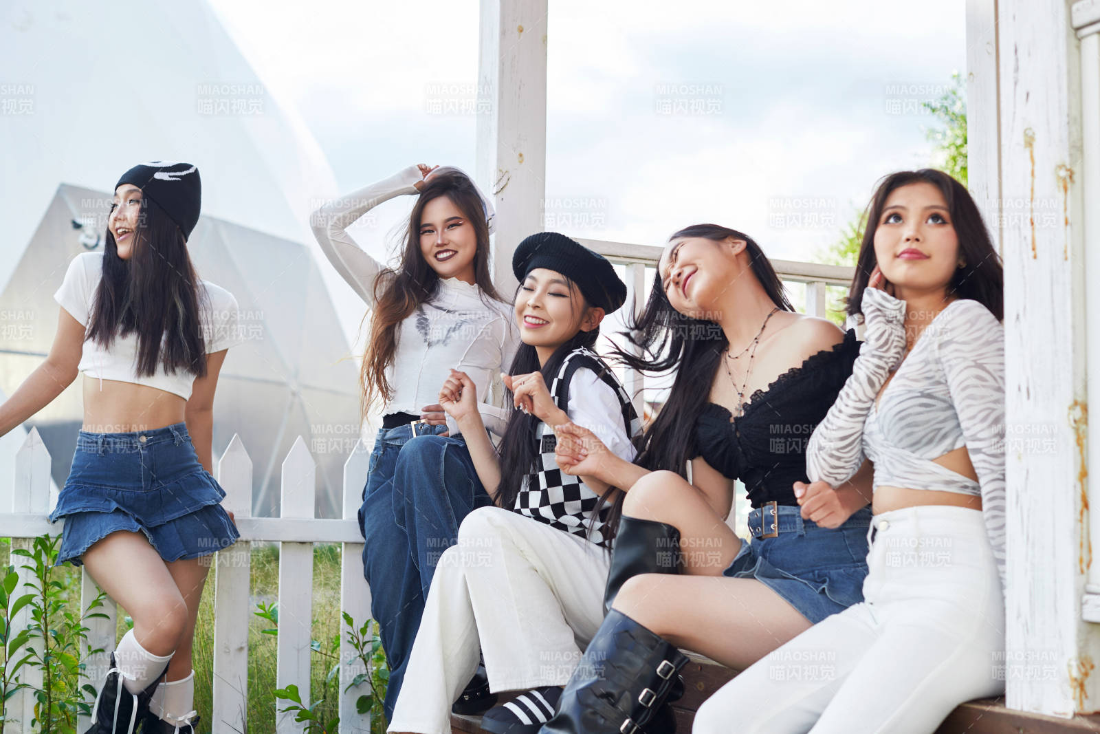 旅游景区民宿外拍照欣赏风景的五位姑娘