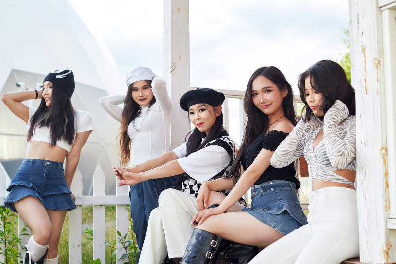 旅游景区民宿外拍照欣赏风景的五位姑娘