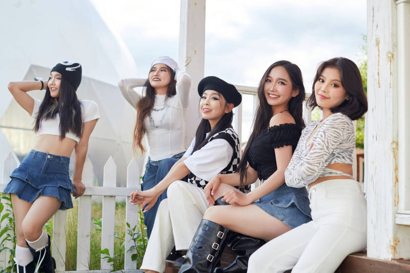 旅游景区民宿外拍照欣赏风景的五位姑娘