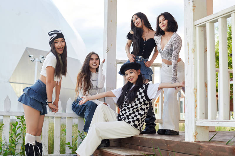 旅游景区民宿外拍照欣赏风景的五位姑娘