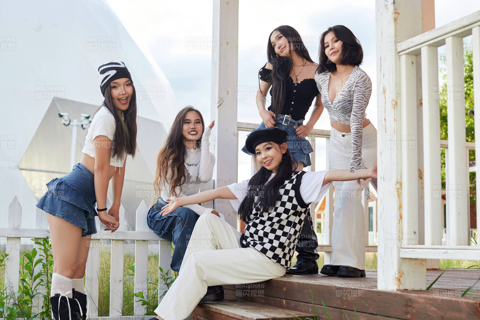 旅游景区民宿外拍照欣赏风景的五位姑娘