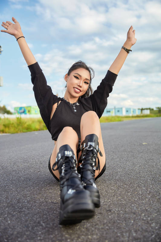 在坝上草原景区旅游拍照的亚洲女性