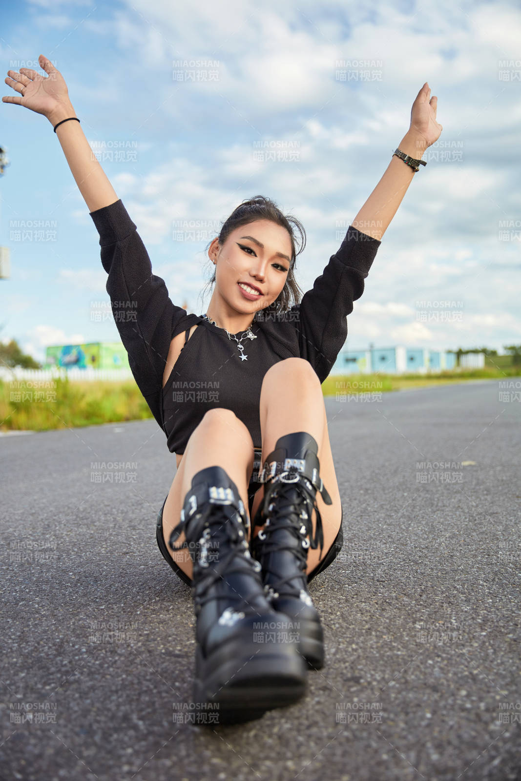 在坝上草原景区旅游拍照的亚洲女性