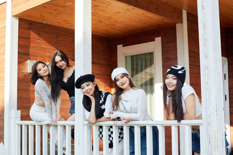 旅游景区民宿外拍照欣赏风景的五位姑娘