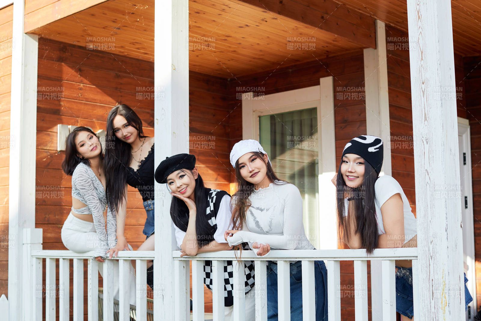 旅游景区民宿外拍照欣赏风景的五位姑娘