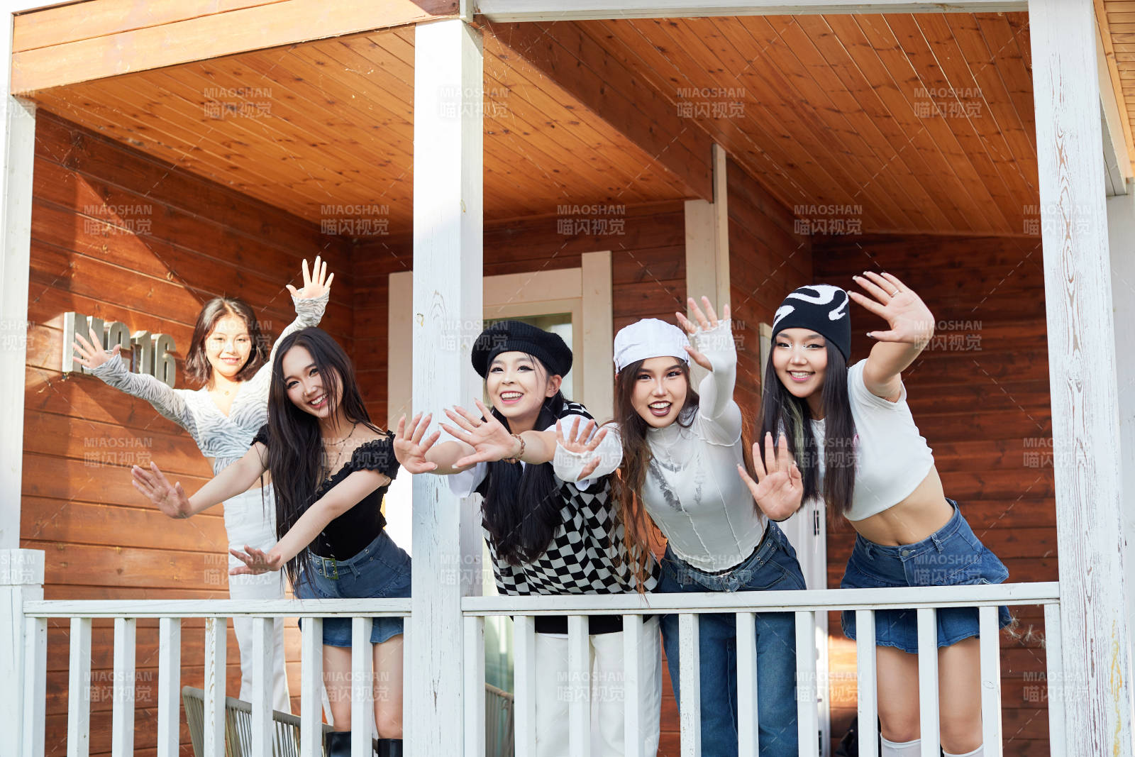 旅游景区民宿外拍照欣赏风景的五位姑娘