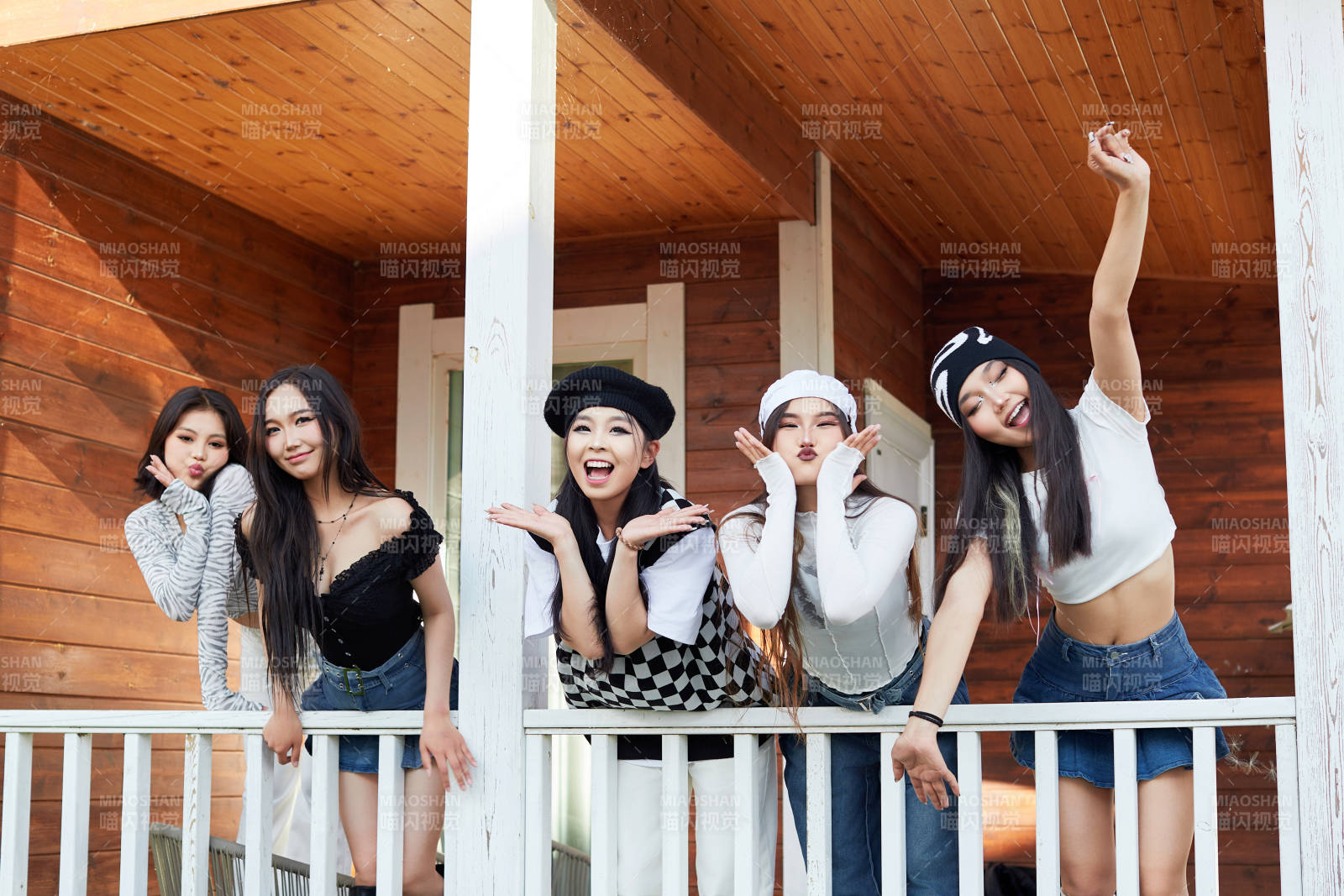 旅游景区民宿外拍照欣赏风景的五位姑娘
