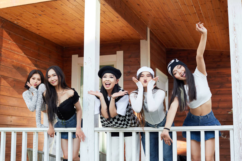 旅游景区民宿外拍照欣赏风景的五位姑娘
