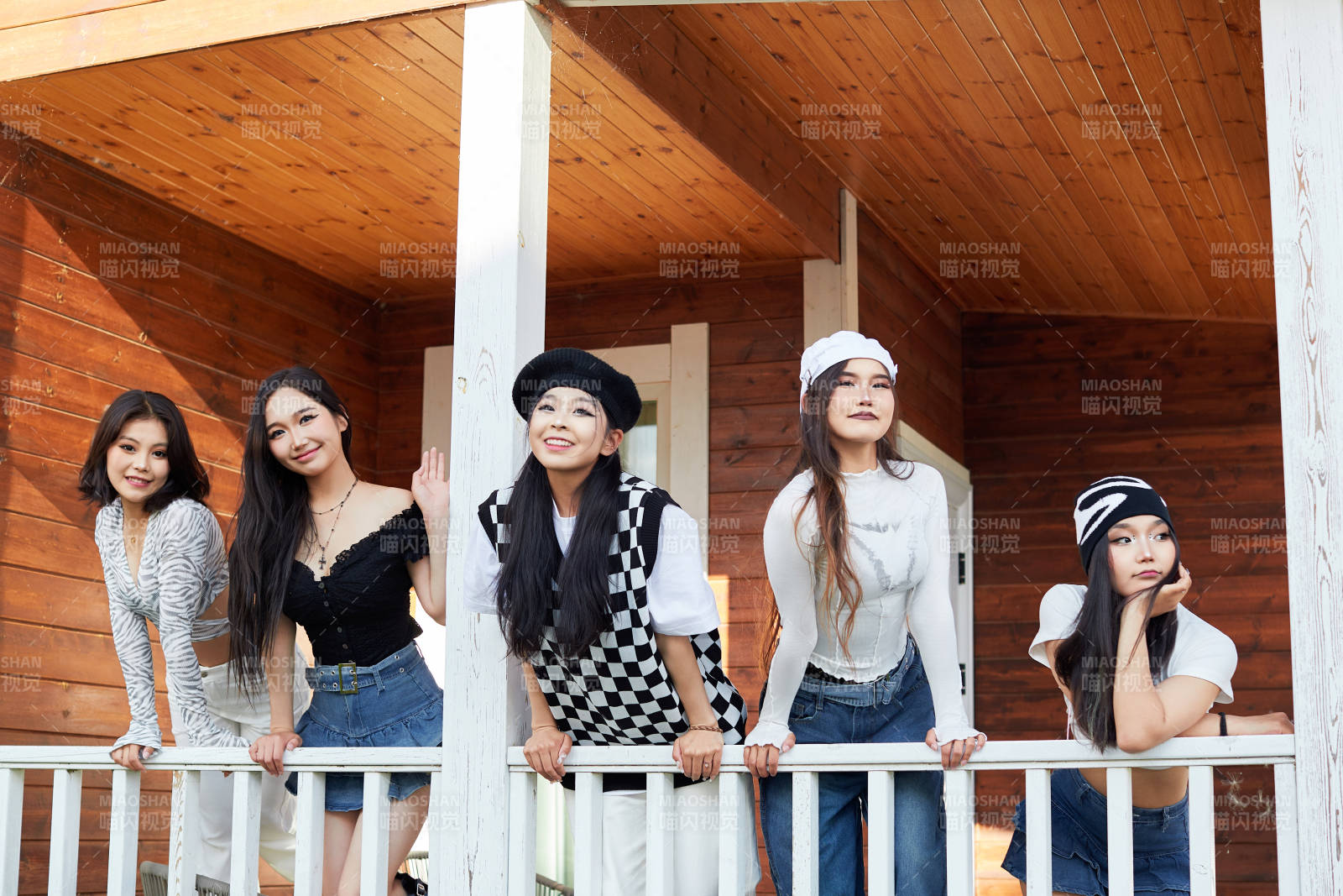 旅游景区民宿外拍照欣赏风景的五位姑娘