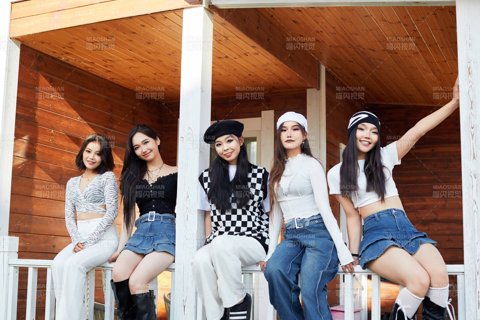 旅游景区民宿外拍照欣赏风景的五位姑娘