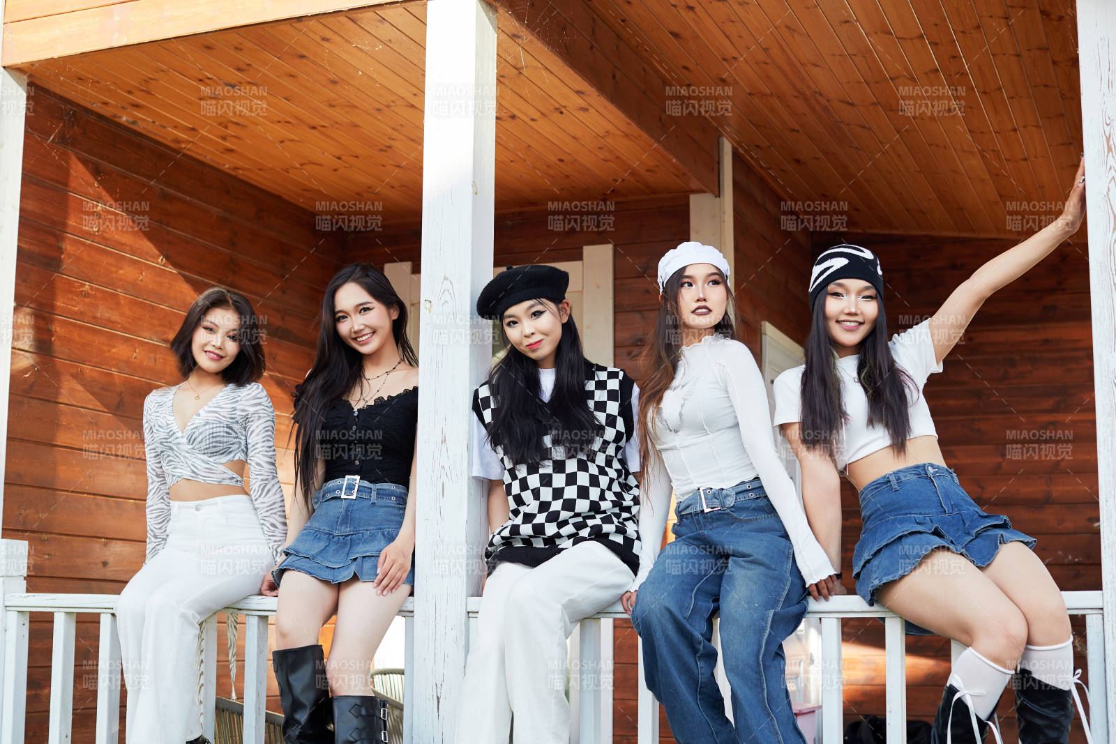 旅游景區(qū)民宿外拍照欣賞風(fēng)景的五位姑娘