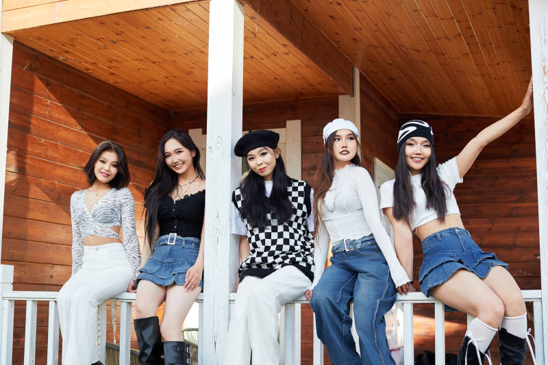 旅游景区民宿外拍照欣赏风景的五位姑娘