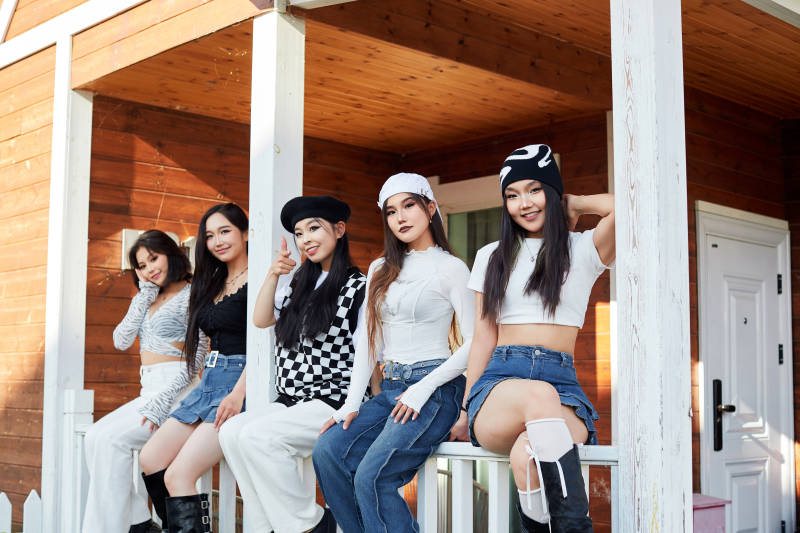 旅游景区民宿外拍照欣赏风景的五位姑娘
