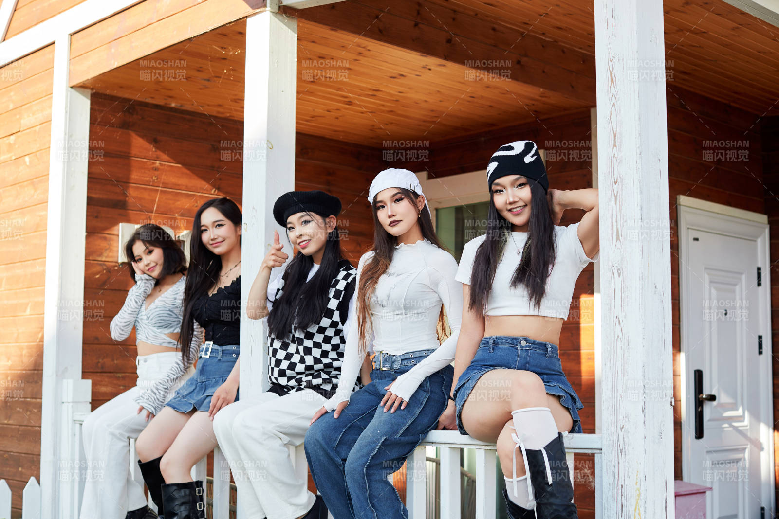 旅游景区民宿外拍照欣赏风景的五位姑娘