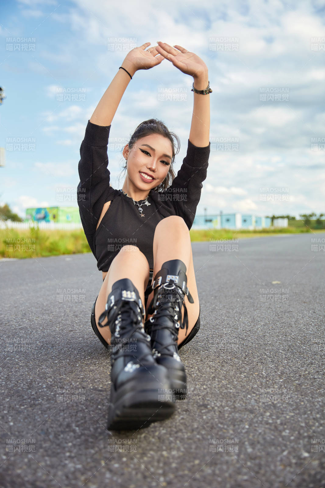 在坝上草原景区旅游拍照的亚洲女性