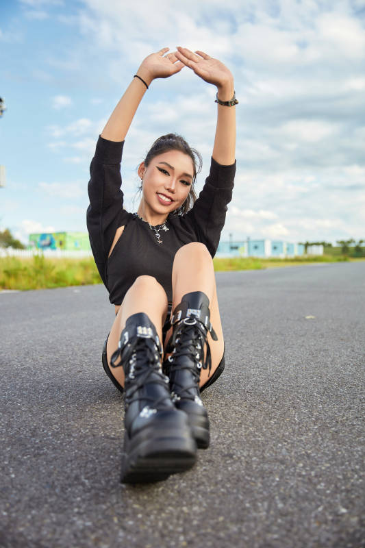 在坝上草原景区旅游拍照的亚洲女性