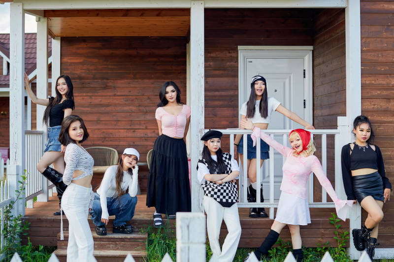 旅游景区民宿外拍照欣赏风景的一群姑娘们