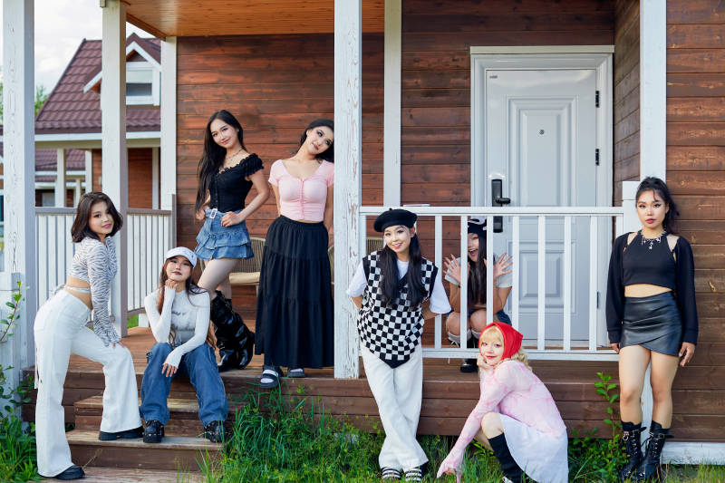 旅游景区民宿外拍照欣赏风景的一群姑娘们