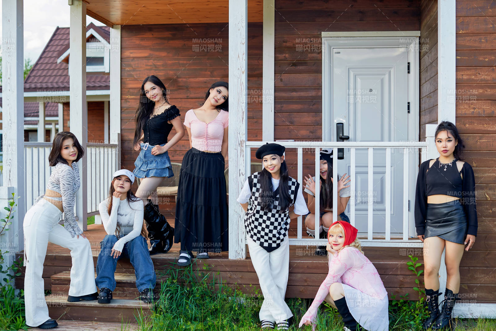 旅游景区民宿外拍照欣赏风景的一群姑娘们