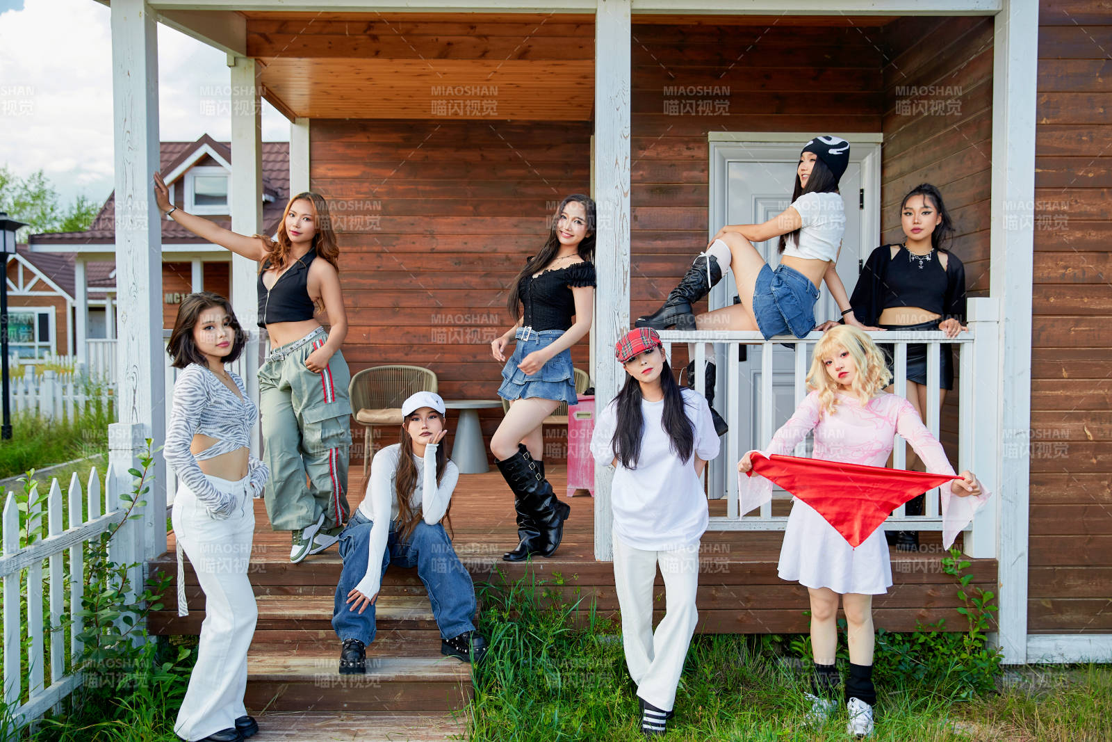 旅游景区民宿外拍照欣赏风景的一群姑娘们