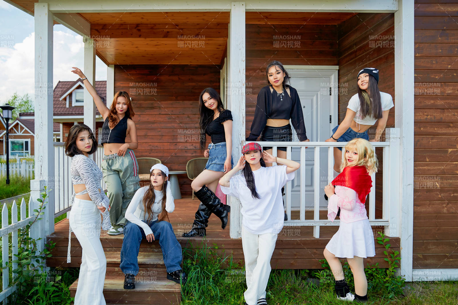 旅游景区民宿外拍照欣赏风景的一群姑娘们