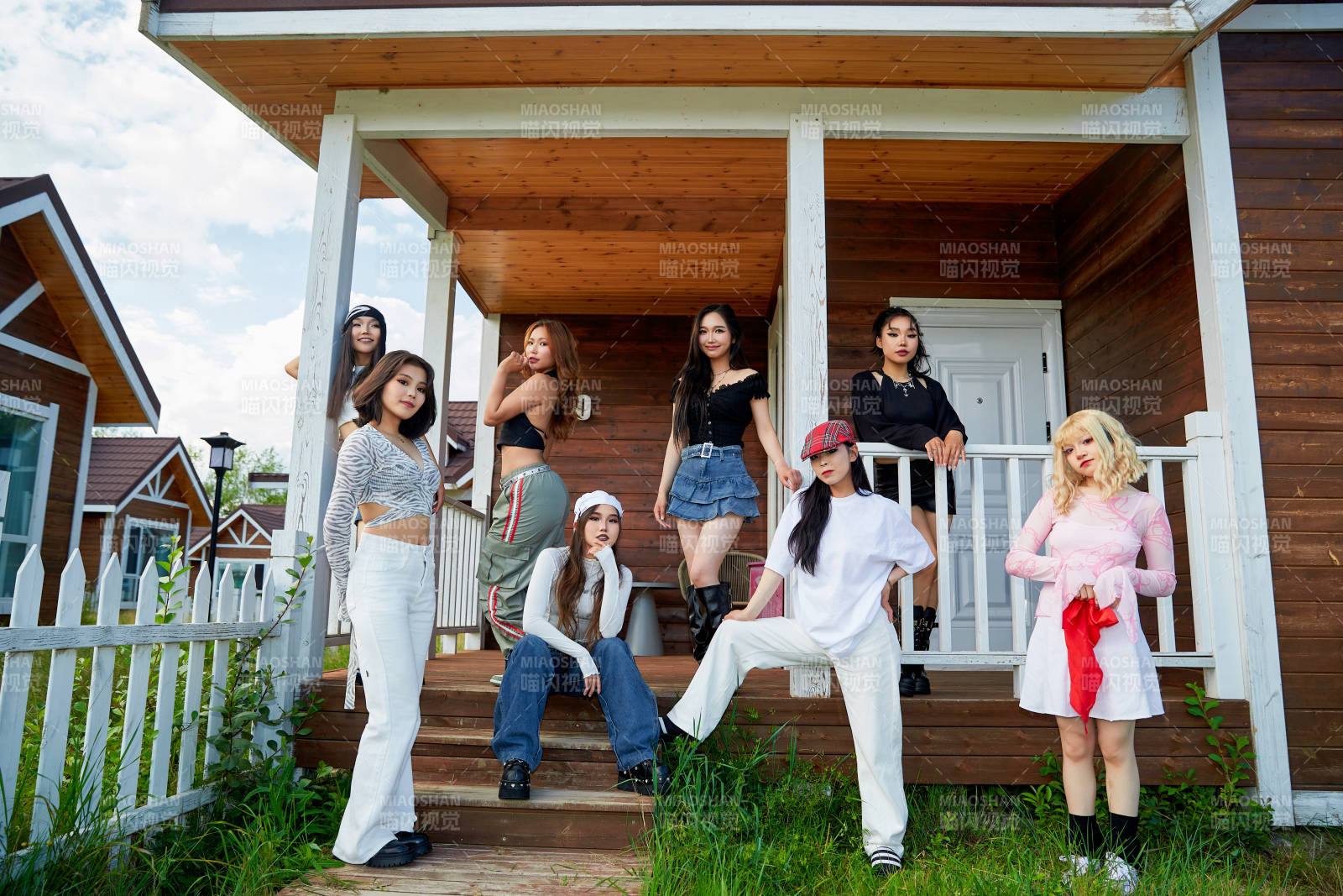 旅游景区民宿外拍照欣赏风景的一群姑娘们