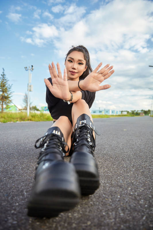在坝上草原景区旅游拍照的亚洲女性
