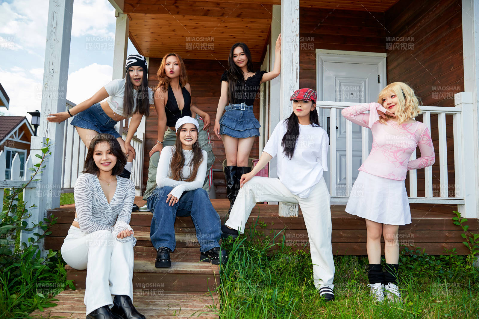 旅游景区民宿外拍照欣赏风景的一群姑娘们