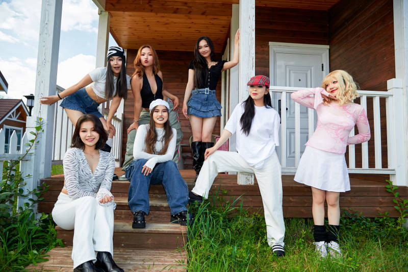 旅游景区民宿外拍照欣赏风景的一群姑娘们