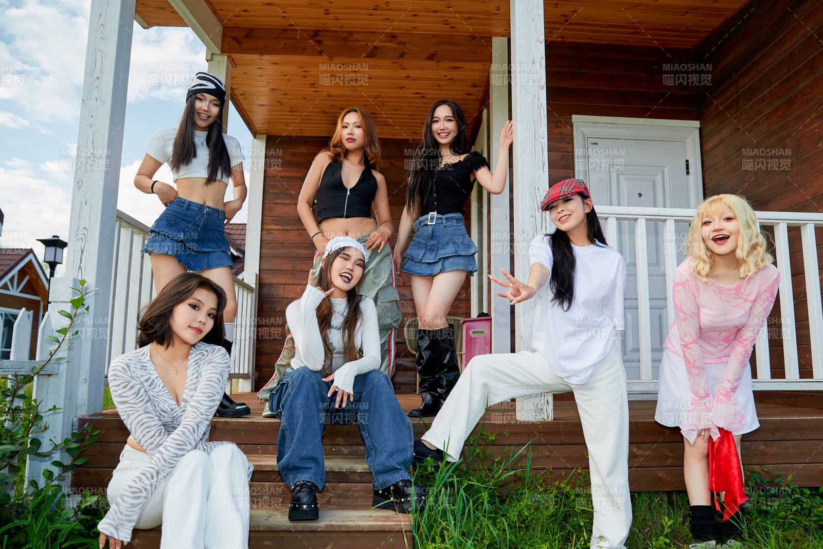 旅游景區民宿外拍照欣賞風景的一群姑娘們