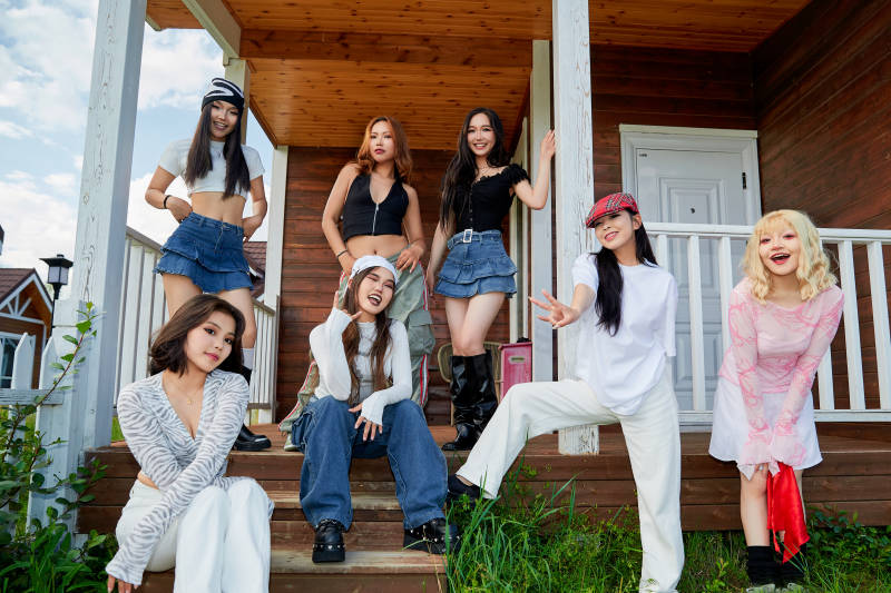 旅游景区民宿外拍照欣赏风景的一群姑娘们