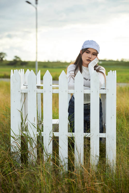 在坝上草原景区旅游拍照的亚洲女性
