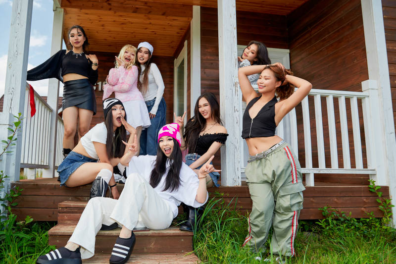 旅游景区民宿外拍照欣赏风景的一群姑娘们