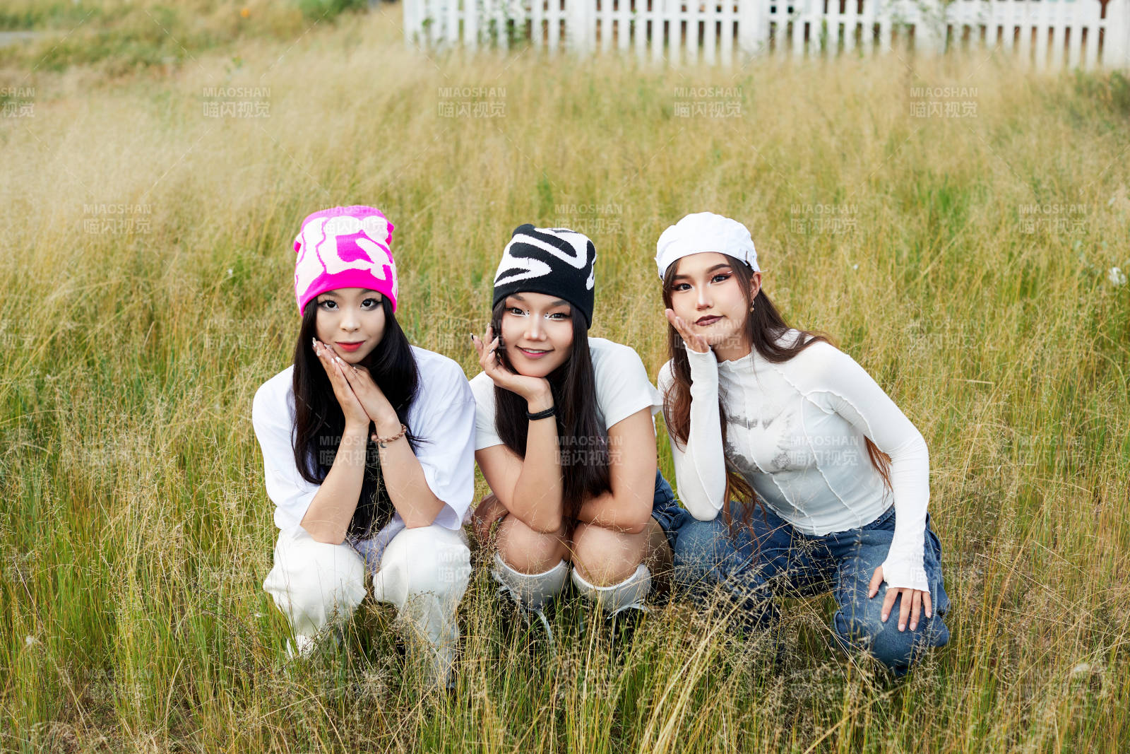 在旅游景区民宿外游玩拍照的三个姑娘们