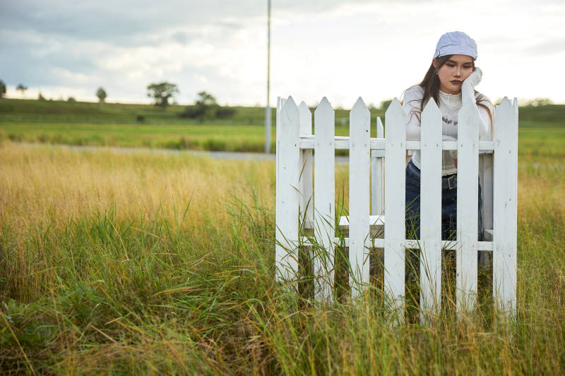 在坝上草原景区旅游拍照的亚洲女性