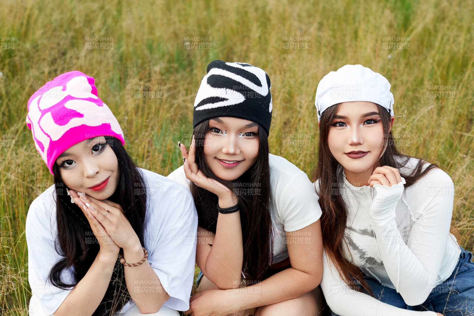 在旅游景區民宿外游玩拍照的三個姑娘們