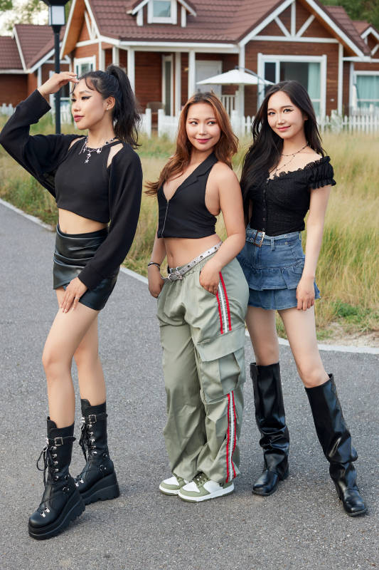 在旅游景区民宿外游玩拍照的蒙古族姑娘们