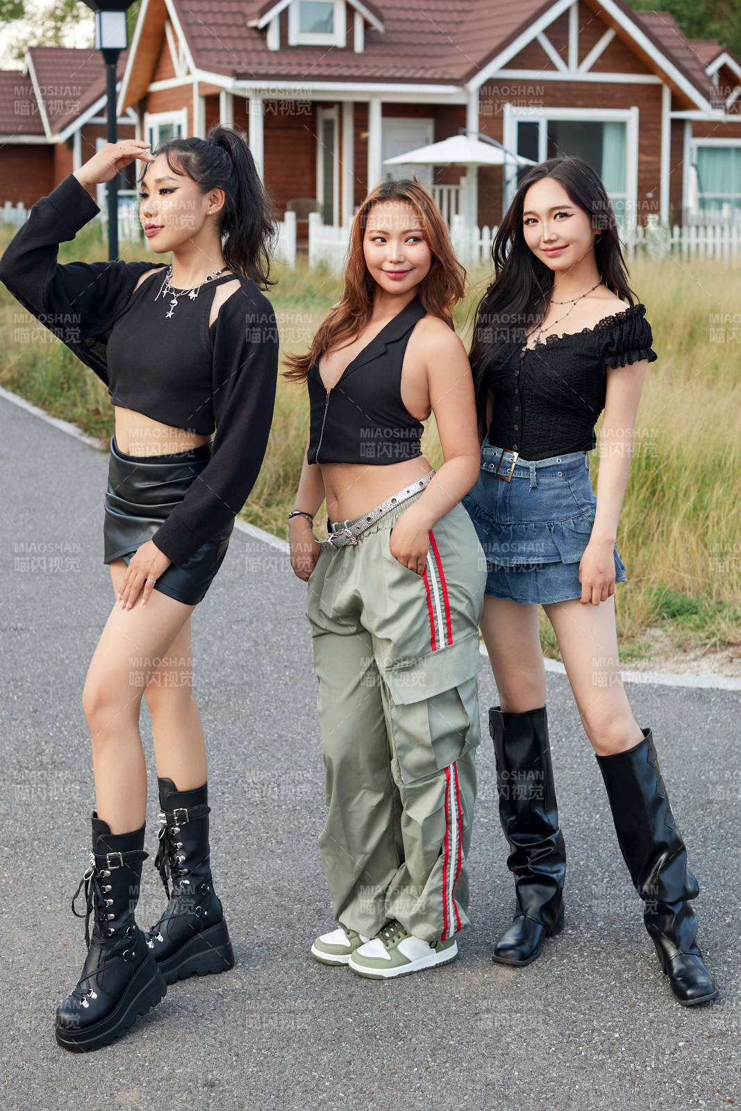 在旅游景区民宿外游玩拍照的蒙古族姑娘们