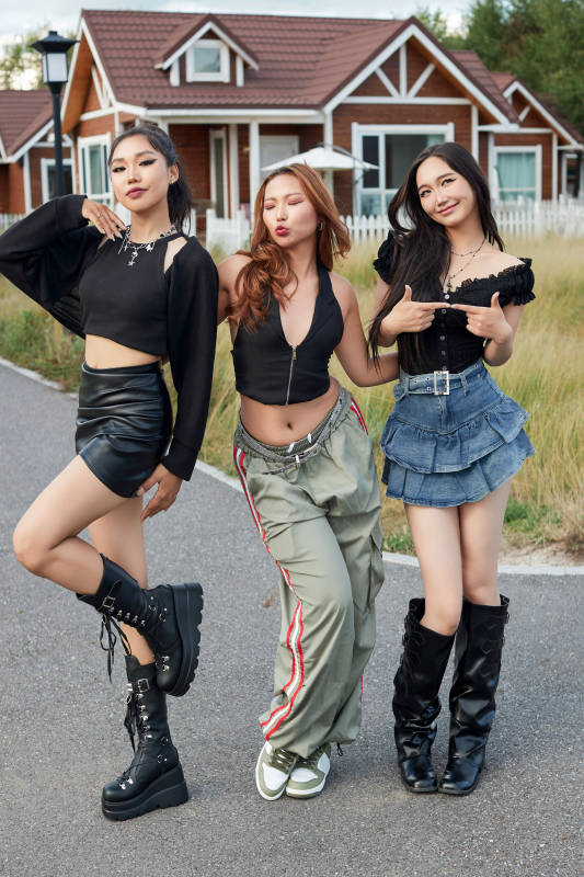 在旅游景区民宿外游玩拍照的蒙古族姑娘们