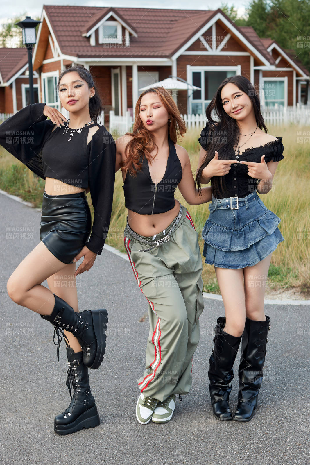 在旅游景区民宿外游玩拍照的蒙古族姑娘们