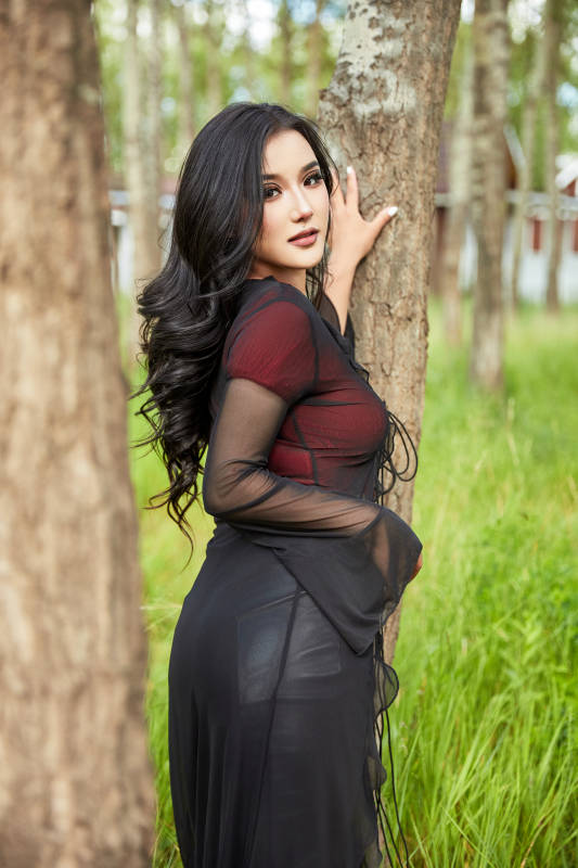 穿着性感服饰在户外拍照的亚洲女性