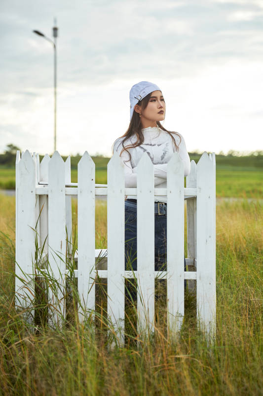 在坝上草原景区旅游拍照的亚洲女性
