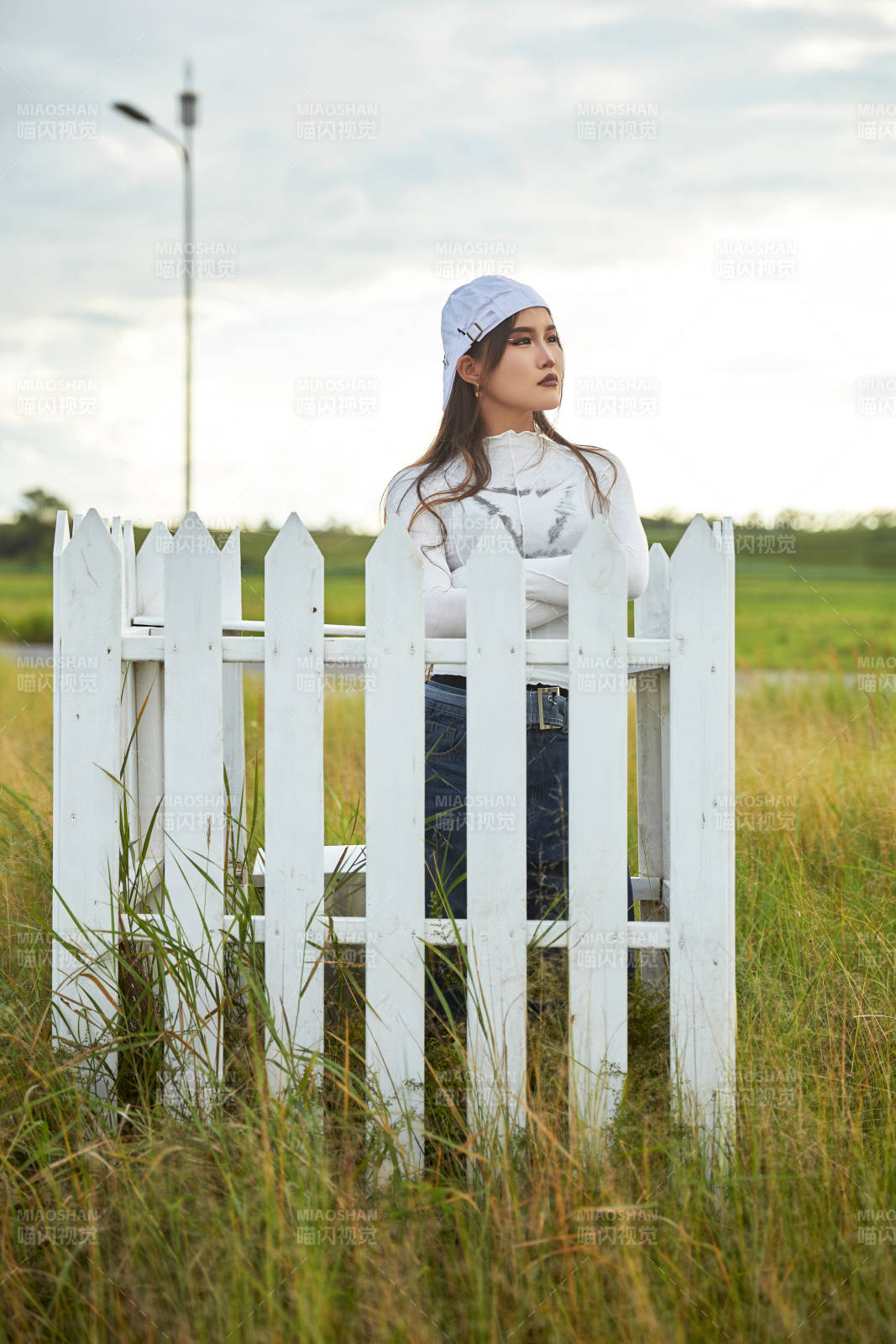 在坝上草原景区旅游拍照的亚洲女性