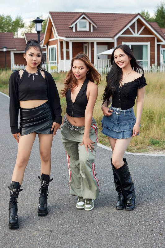 在旅游景区民宿外游玩拍照的蒙古族姑娘们