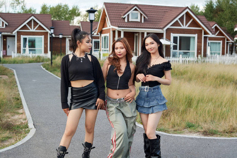 在旅游景区民宿外游玩拍照的蒙古族姑娘们