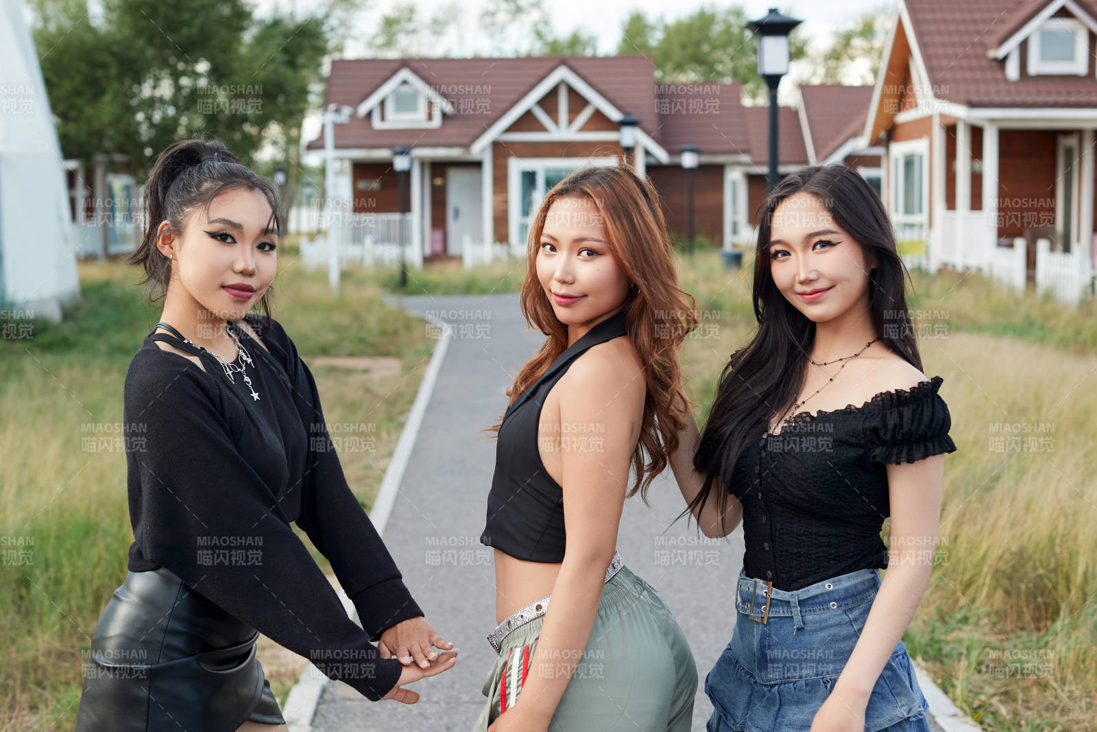 在旅游景区民宿外游玩拍照的蒙古族姑娘们