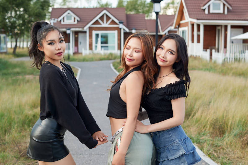 在旅游景区民宿外游玩拍照的蒙古族姑娘们